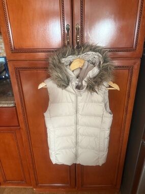 Uniqlo Women's Sleeveless Puffer Vest in Light Beige